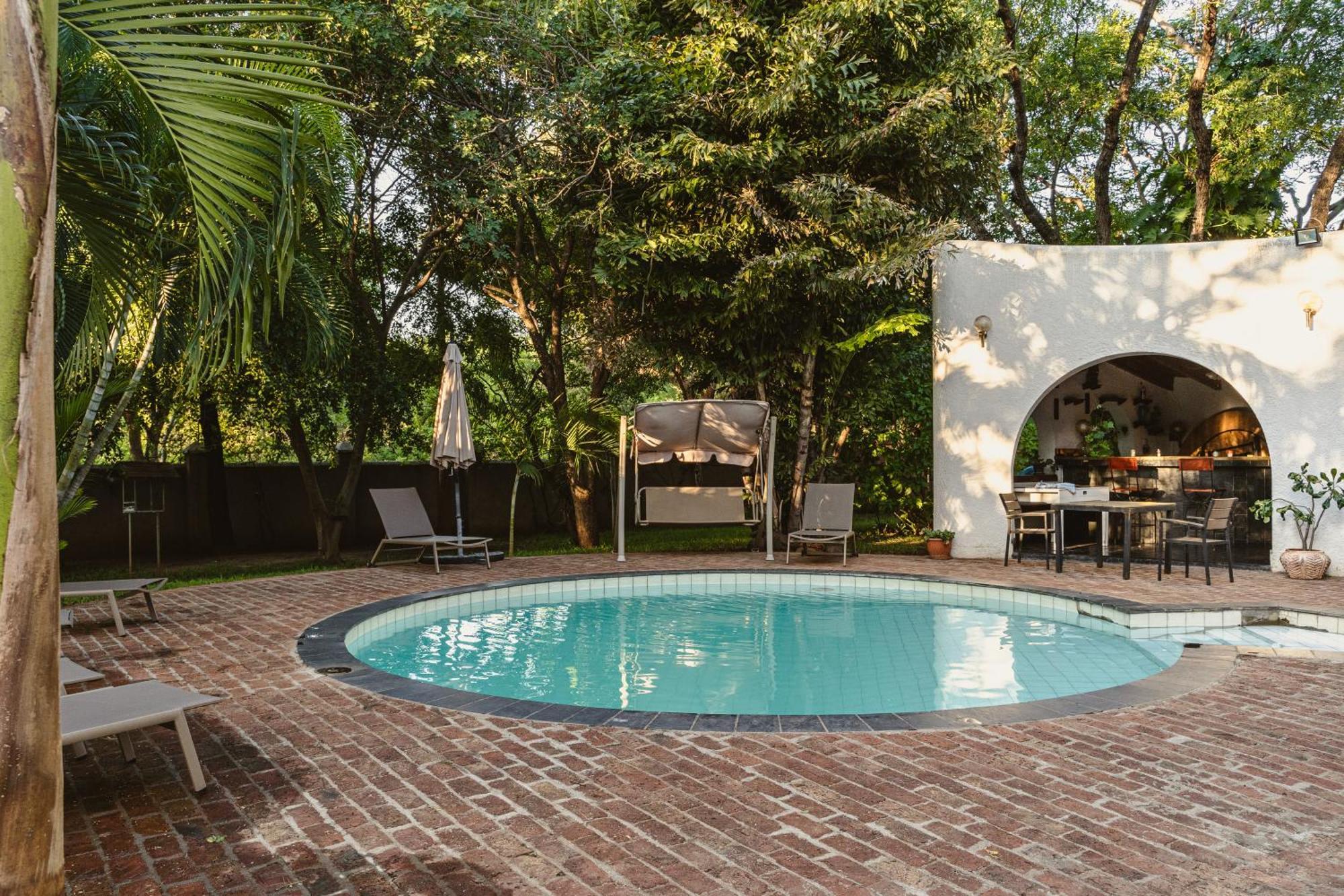 Jacaranda Lodge Victoria Falls Exterior photo