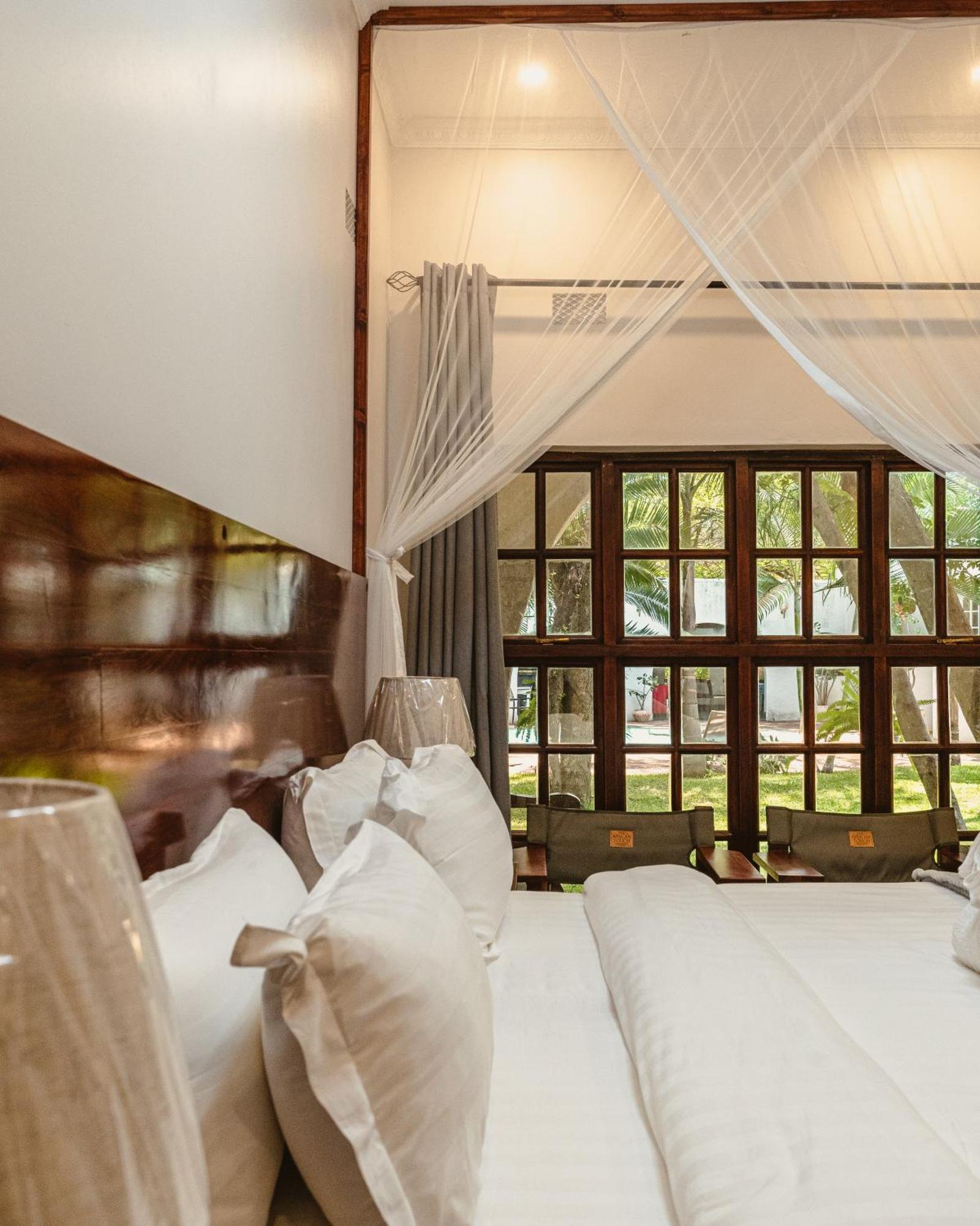 Jacaranda Lodge Victoria Falls Exterior photo