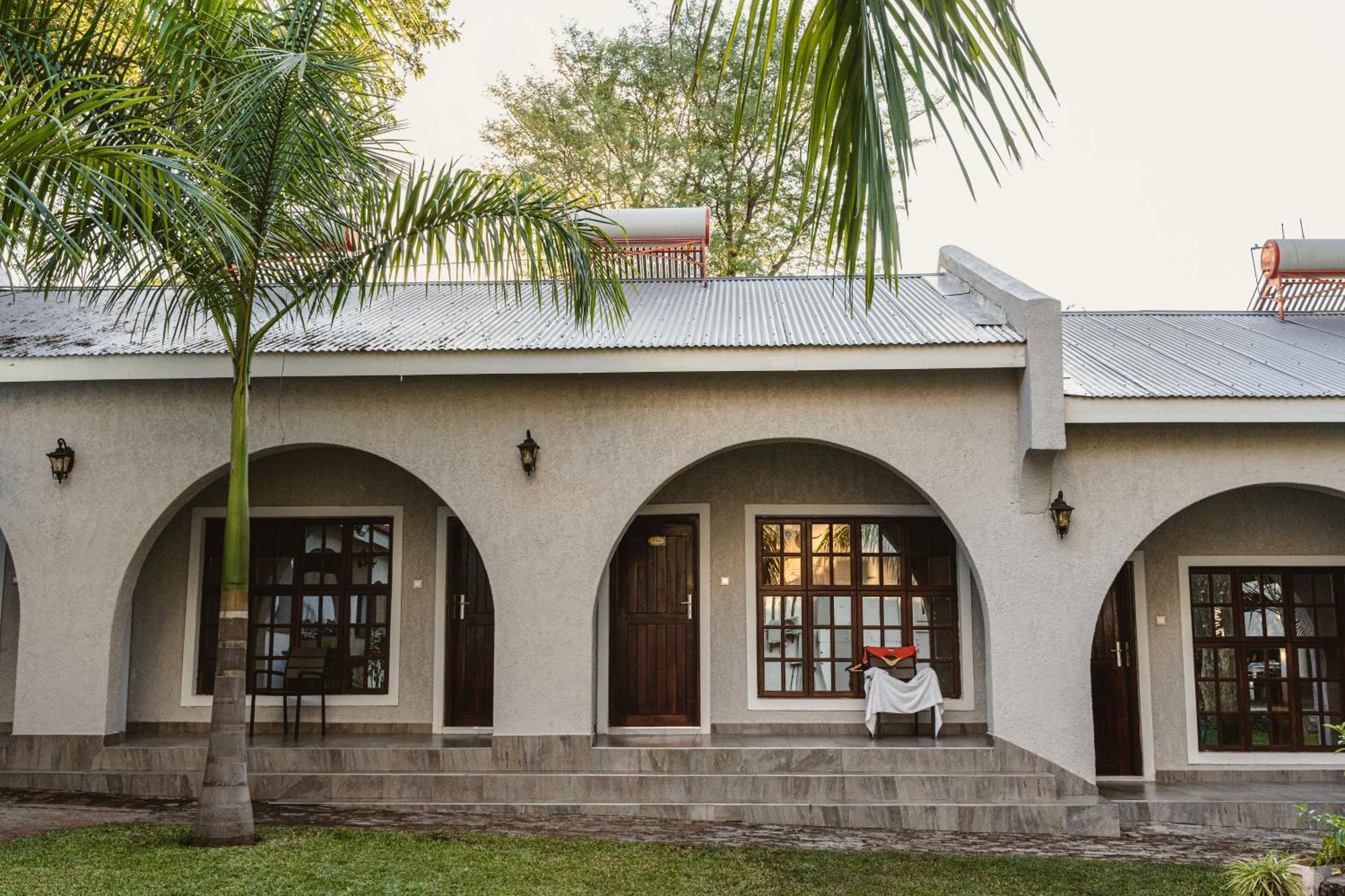 Jacaranda Lodge Victoria Falls Exterior photo